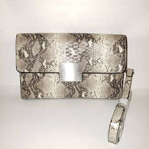 ZARA BASIC COLLECTION Bolso de mano tipo sobre bandolera con detalle de piel de serpiente en relieve, herrajes plateados, correa desmontable, 3 compartimentos interiores