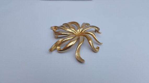 Vintage Monet Gold Tone Flower Brooch, Floral Gol… - image 6