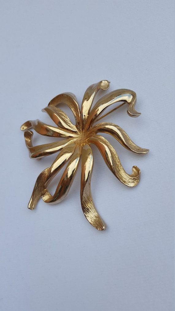 Vintage Monet Gold Tone Flower Brooch, Floral Gol… - image 2