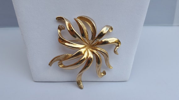 Vintage Monet Gold Tone Flower Brooch, Floral Gol… - image 5