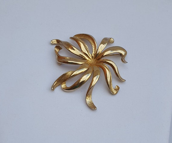 Vintage Monet Gold Tone Flower Brooch, Floral Gol… - image 1