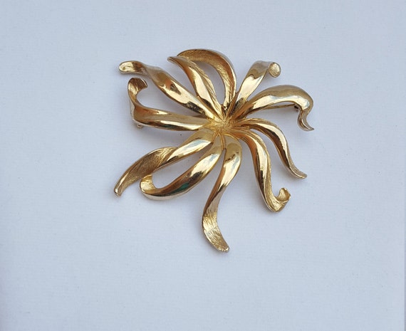 Vintage Monet Gold Tone Flower Brooch, Floral Gol… - image 4