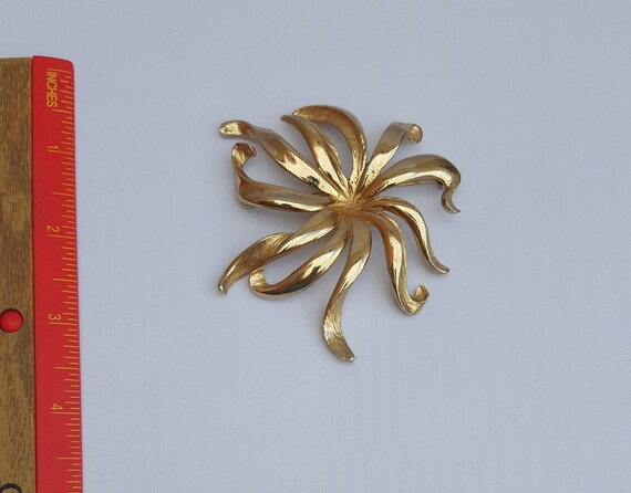 Vintage Monet Gold Tone Flower Brooch, Floral Gol… - image 8