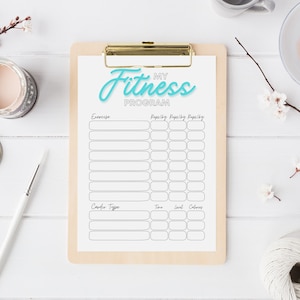 Könnte beinhalten: Ein druckbarer Fitness-Programm-Tracker mit dem hellblauen Titel "My Fitness Program". Der Tracker hat Abschnitte für Übung, Wiederholungen, Sätze, Cardio-Typ, Zeit, Level und Kalorien.