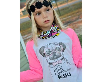 Chemises Pugs - Pugs and Kisses - Chemises unisexes pour enfants - Chemises pour enfants tendance - Chemises pour chiens - Chiens - Pug Lovers - Chemise Raglan - Tees graphiques