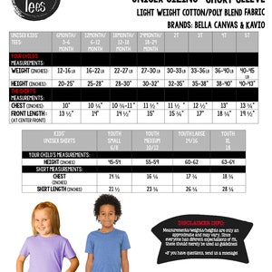 Puede incluir: Tabla de tallas para ni&ntilde;os para camisas unisex de manga corta. La tabla muestra las medidas de peso, altura, pecho y largo de la camisa en pulgadas. La tabla tambi&eacute;n incluye recomendaciones de talla para tallas de j&oacute;venes, de 6/8 a XL. La tabla incluye dos im&aacute;genes de ni&ntilde;os usando camisas.