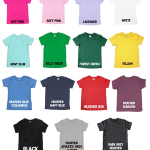 Puede incluir: Un gr&aacute;fico que muestra los colores de camisetas unisex. Los colores incluyen rosa intenso, rosa suave, lavanda, blanco, menta jaspeado, verde kelly, verde bosque, amarillo, azul jaspeado (Columbia), azul marino jaspeado, rojo jaspeado, marr&oacute;n jaspeado, negro, gris jaspeado atl&eacute;tico (claro) y gris oscuro jaspeado. El texto en la parte inferior del gr&aacute;fico dice "*Tenga en cuenta que algunos colores son de temporada y es posible que no est&eacute;n disponibles en todo momento."