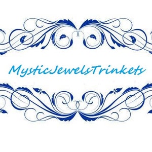 Puede incluir: Dise&ntilde;o floral azul con el texto "Mystic Jewels Trinkets" en una fuente azul claro.