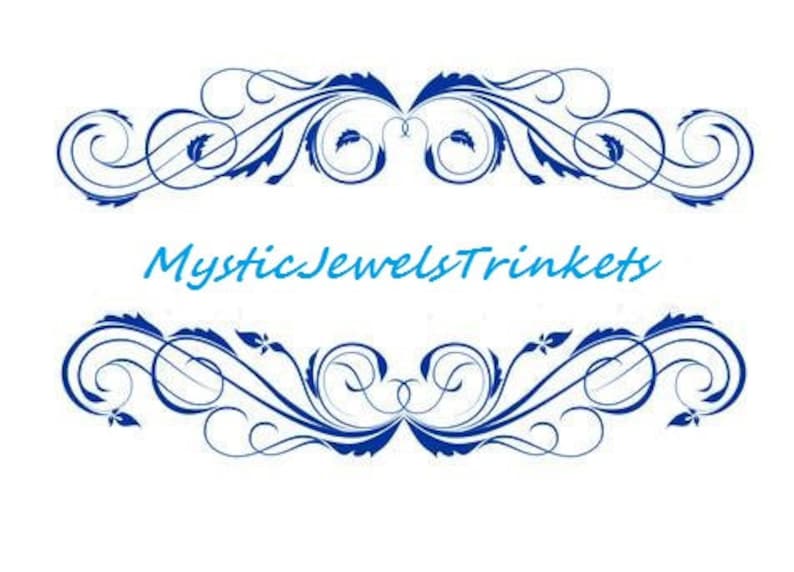 Puede incluir: Dise&ntilde;o floral azul con el texto "Mystic Jewels Trinkets" en una fuente azul claro.