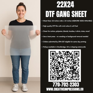 Może przedstawiać: Kobieta trzyma przezroczysty arkusz DTF GANG SHEET o wymiarach 55,88 cm szerokości i 60,96 cm wysokości. Arkusz opisany jest jako wysokiej jakości folia DTF o żywych kolorach i miękkim dotyku, odpowiednia do różnych tkanin. Tekst po prawej stronie opisuje cechy produktu.