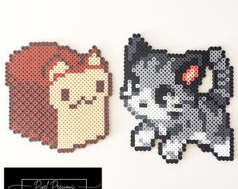 Può includere: Due figure di gatto pixel art realizzate con perline perler. Una è un gatto marrone e beige con un fiocco rosso. L'altra è un gatto bianco e nero con un naso rosso.