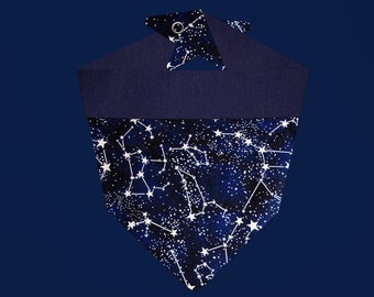 Könnte beinhalten: Ein marineblaues Bandana mit einem weißen Sternenbild-Druck. Das Bandana hat einen durchgehenden marineblauen Streifen am oberen Rand.