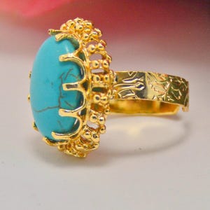 Puede incluir: Un juego de tres tazas de cerámica con un acabado moteado y mate. Las tazas son en tonos crema, gris claro y gris oscuro. Cada taza tiene un diseño simple y minimalista, ideal para café o té.