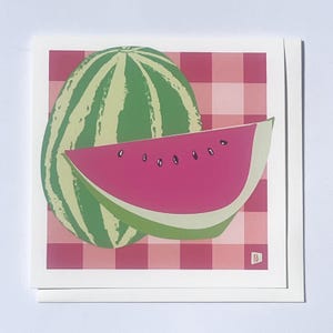 Può includere: Un biglietto d'auguri quadrato con un'illustrazione grafica di un'anguria intera a strisce verdi e una fetta rosa brillante con semi neri. Lo sfondo è costituito da un motivo a scacchi rosa e bianchi con un piccolo logo nell'angolo.