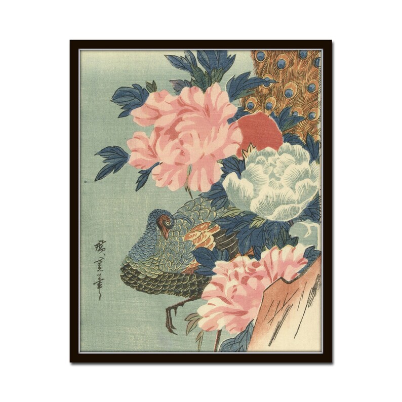 Op de afbeelding: Een Japanse houtsnede met een fazant die op een tak van roze en witte pioenen zit. De veren van de fazant zijn felblauw en groen, en zijn staartveren zijn achter hem uitgespreid. De achtergrond is lichtblauw, en de print is gesigneerd met Japanse karakters.