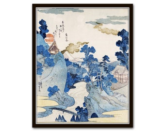 Op de afbeelding: Een Japanse houtsnede die een berglandschap met een kronkelende rivier voorstelt. De prent toont een klein huis op een heuvel, een brug over de rivier en een opkomende rode zon in de verte. De prent is ingelijst in een zwart frame.