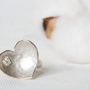 Anillo artesanal de plata de ley con forma de corazón