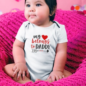 My heart belongs to daddy | Baby Girl Valentine&#39;s Day shirt | Infant Valentine Outfit | First Valentine Baby Bodysuit | Daddy&#39;s Girl T-shirt