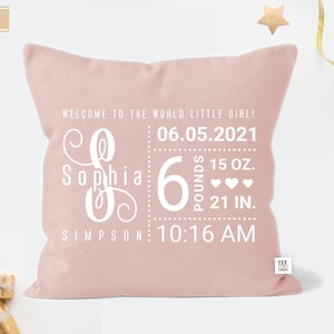 Puede incluir: Almohada rosa con texto blanco que dice "&iexcl;Bienvenido al mundo peque&ntilde;a ni&ntilde;a!"  "Sophia" con una "S" decorativa  "06.05.2021"  "6 libras 15 oz. 21 pulg."  "SIMPSON: 10:16 AM"