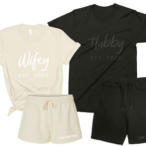 Wifey & Hubby Paar Passende SUMMER SET Shirts und Shorts mit geprägtem PUFF Print. Personalisierte Mann Frau Outfit, Jahrestag Geschenk SS23