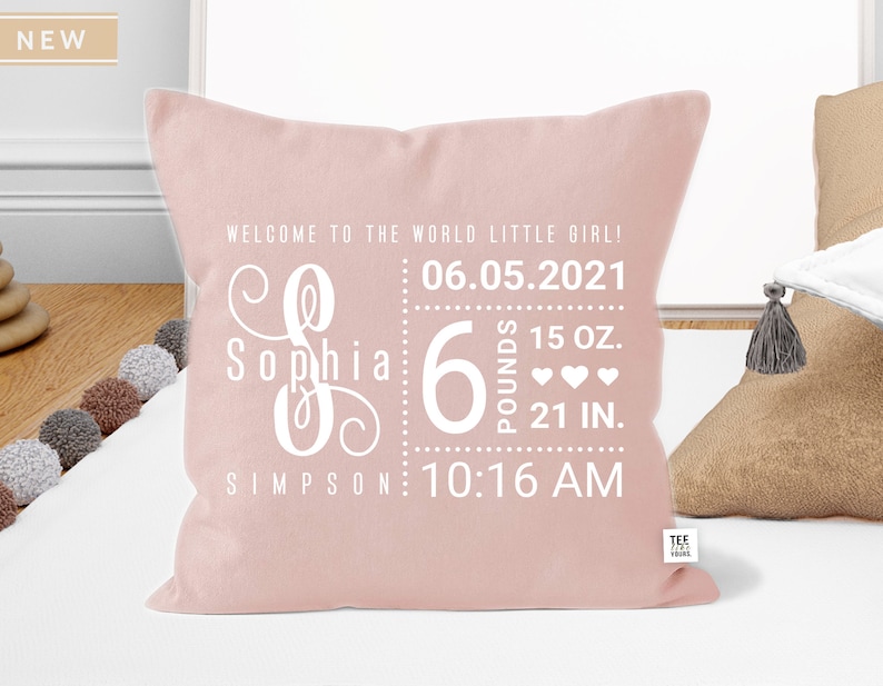 Puede incluir: Almohada rosa con texto blanco que dice "&iexcl;Bienvenido al mundo peque&ntilde;a ni&ntilde;a!"  "06.05.2021" "Sophia" "6" "15 oz." "21 in." "SIMPSON: 10:16 AM"