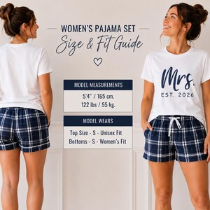 Pu&ograve; includere: Una guida alle taglie per un set pigiama con t-shirt bianca con la scritta Mrs. EST. 2026 e pantaloncini a quadri blu navy. Il grafico include misure di 165 cm e 55 kg, indicando una taglia S unisex per il top e S da donna per il pantaloncino.