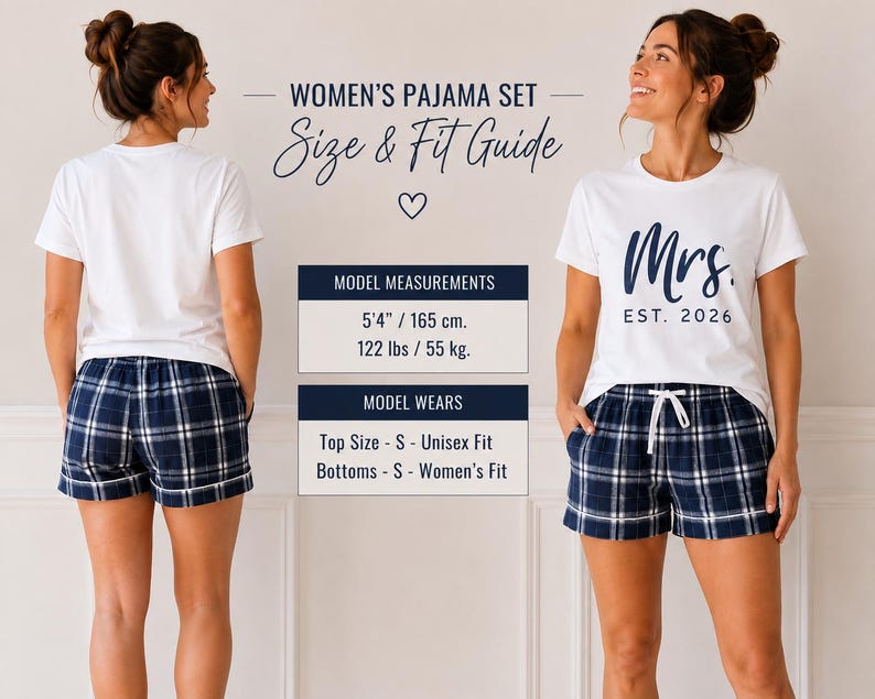 Pu&ograve; includere: Una guida alle taglie per un set pigiama con t-shirt bianca con la scritta Mrs. EST. 2026 e pantaloncini a quadri blu navy. Il grafico include misure di 165 cm e 55 kg, indicando una taglia S unisex per il top e S da donna per il pantaloncino.