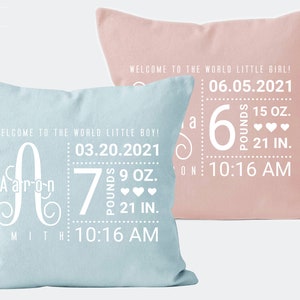 Puede incluir: Dos almohadas decorativas con detalles de anuncio de nacimiento de beb&eacute;. La almohada azul tiene una inscripci&oacute;n blanca que dice "&iexcl;Bienvenido al mundo peque&ntilde;o ni&ntilde;o!" con el nombre "A arr-o-n Smith", la fecha de nacimiento "03.20.2021", el peso "7 libras 9 oz.", la longitud "21 pulgadas" y la hora "10:16 AM". La almohada rosa tiene una inscripci&oacute;n blanca que dice "&iexcl;Bienvenido al mundo peque&ntilde;a ni&ntilde;a!" con la fecha de nacimiento "06.05.2021", el peso "6 libras 15 oz.", la longitud "21 pulgadas" y la hora "10:16 AM".