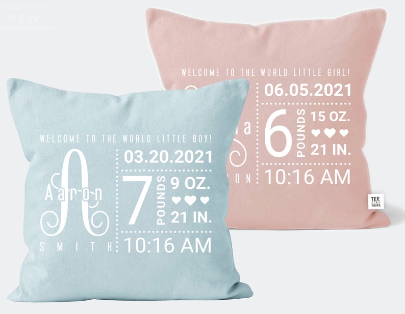 Puede incluir: Dos almohadas decorativas con detalles de anuncio de nacimiento de beb&eacute;. La almohada azul tiene una inscripci&oacute;n blanca que dice "&iexcl;Bienvenido al mundo peque&ntilde;o ni&ntilde;o!" con el nombre "A arr-o-n Smith", la fecha de nacimiento "03.20.2021", el peso "7 libras 9 oz.", la longitud "21 pulgadas" y la hora "10:16 AM". La almohada rosa tiene una inscripci&oacute;n blanca que dice "&iexcl;Bienvenido al mundo peque&ntilde;a ni&ntilde;a!" con la fecha de nacimiento "06.05.2021", el peso "6 libras 15 oz.", la longitud "21 pulgadas" y la hora "10:16 AM".