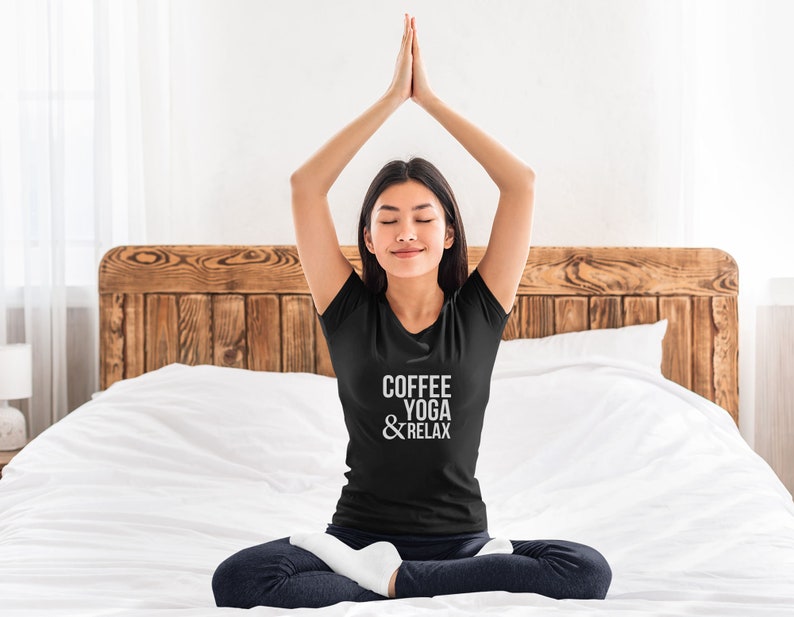 Coffee, Yoga & Relax. Yoga shirts for women. Yoga Inspirational Shirt. Women's Yoga Tee. Yoga Lovers. I Do Yoga T-shirt. I do yoga to relax Women's - Black