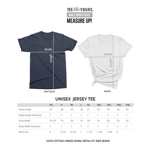Pu&ograve; includere: Una t-shirt blu navy e una bianca mostrate con una tabella delle taglie intitolata TEE LIKE YOURS. MEASURE UP! La tabella elenca lunghezza, larghezza e misura del collo in pollici per le taglie dalla XS alla 5XL. Testo: 100% COTTON, UNISEX SIZING, RETAIL FIT, SIDE SEAMS.