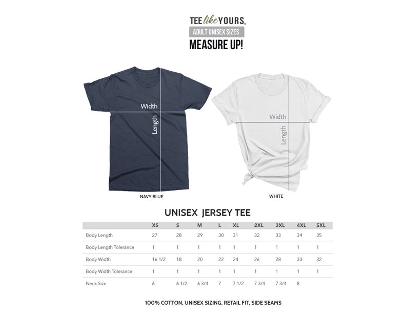 Pu&ograve; includere: Una t-shirt blu navy e una bianca mostrate con una tabella delle taglie intitolata TEE LIKE YOURS. MEASURE UP! La tabella elenca lunghezza, larghezza e misura del collo in pollici per le taglie dalla XS alla 5XL. Testo: 100% COTTON, UNISEX SIZING, RETAIL FIT, SIDE SEAMS.