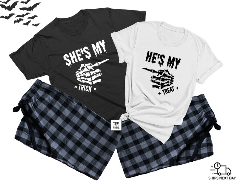 Op de afbeelding: Een bijpassende pyjamaset voor een stel, met een zwart-wit geruit patroon. De shirts hebben een skelet-handgrafiek met de tekst "She's My Trick" en "He's My Treat".