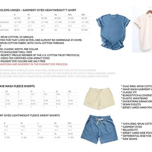 Peut inclure: Image pr&eacute;sentant un t-shirt bleu clair et cr&egrave;me, un short beige et un short bleu. Une grille des tailles avec des mesures en pouces et des d&eacute;tails sur les produits sont &eacute;galement inclus.