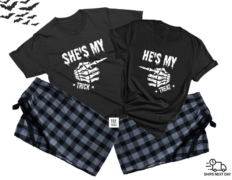 Op de afbeelding: Een zwarte en witte bijpassende pyjamaset voor koppels met een skelethand-afbeelding en de tekst "She's My Trick" en "He's My Treat".