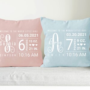 Puede incluir: Dos almohadas personalizadas de anuncio de nacimiento, una rosa y una azul. La almohada rosa dice "&iexcl;Bienvenido al mundo peque&ntilde;a ni&ntilde;a! Sophia 06.05.2021 6 libras 15 oz. 21 pulgadas. Simpson 10:16 AM". La almohada azul dice "&iexcl;Bienvenido al mundo peque&ntilde;o ni&ntilde;o! Aaron 03.20.2021 7 libras 9 oz. 21 pulgadas. Smith 10:16 AM".