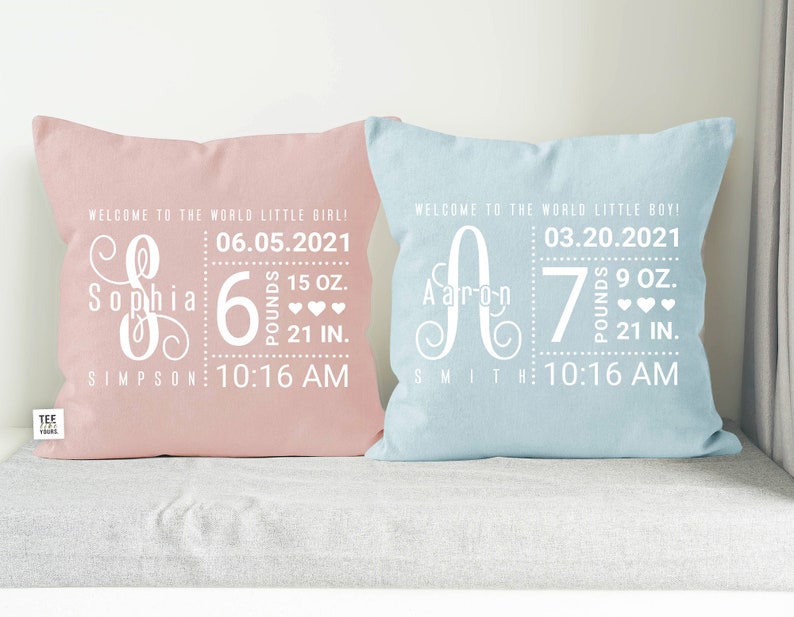 Puede incluir: Dos almohadas personalizadas de anuncio de nacimiento, una rosa y una azul. La almohada rosa dice "&iexcl;Bienvenido al mundo peque&ntilde;a ni&ntilde;a! Sophia 06.05.2021 6 libras 15 oz. 21 pulgadas. Simpson 10:16 AM". La almohada azul dice "&iexcl;Bienvenido al mundo peque&ntilde;o ni&ntilde;o! Aaron 03.20.2021 7 libras 9 oz. 21 pulgadas. Smith 10:16 AM".