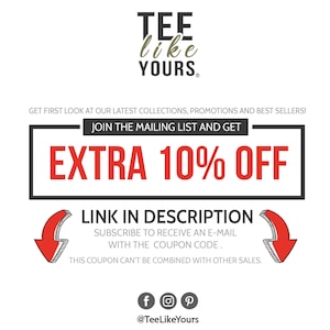Op de afbeelding: Rode en witte grafiek met de tekst "TEE like YOURS." Krijg een voorproefje van onze nieuwste collecties, promoties en bestsellers! Meld je aan voor de mailinglijst en ontvang EXTRA 10% KORTING. Link in de beschrijving. Abonneer je om een e-mail met de kortingscode te ontvangen. Deze kortingsbon kan niet worden gecombineerd met andere aanbiedingen. Social media-pictogrammen voor Facebook, Instagram en Pinterest. @TeeLikeYours