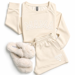 Personalized Mom Coming home outfit with kids names. Custom Mama Hospital Outfit. Mom Loungewear. Mama Neutral Sweasuit. Aesthetic mama gift