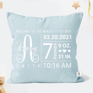 Puede incluir: Almohada de beb&eacute; azul claro con texto blanco que dice "&iexcl;Bienvenido al mundo peque&ntilde;o ni&ntilde;o!"  "C Aaron"  "03.20.2021"  "7 libras 9 oz. 21 pulg."  "Smith 10:16 AM".