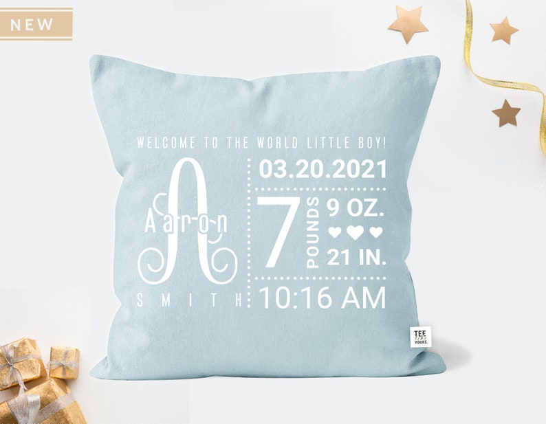 Puede incluir: Almohada de beb&eacute; azul claro con texto blanco que dice "&iexcl;Bienvenido al mundo peque&ntilde;o ni&ntilde;o!"  "C Aaron"  "03.20.2021"  "7 libras 9 oz. 21 pulg."  "Smith 10:16 AM".