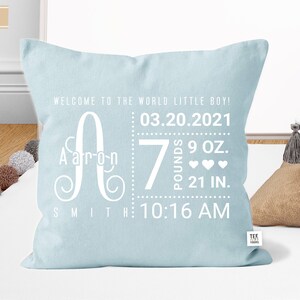 Puede incluir: Almohada de color azul claro con texto blanco que dice "&iexcl;Bienvenido al mundo peque&ntilde;o ni&ntilde;o!"  "C Aaron Smith"  "03.20.2021"  "7 libras 9 oz. 21 pulg."  "10:16 AM".