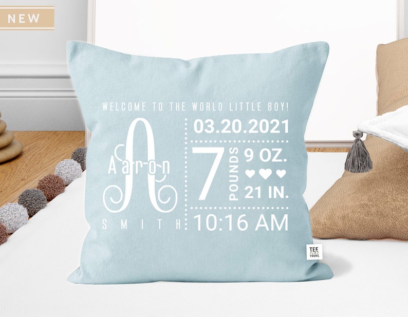 Puede incluir: Almohada de color azul claro con texto blanco que dice "&iexcl;Bienvenido al mundo peque&ntilde;o ni&ntilde;o!"  "C Aaron Smith"  "03.20.2021"  "7 libras 9 oz. 21 pulg."  "10:16 AM".