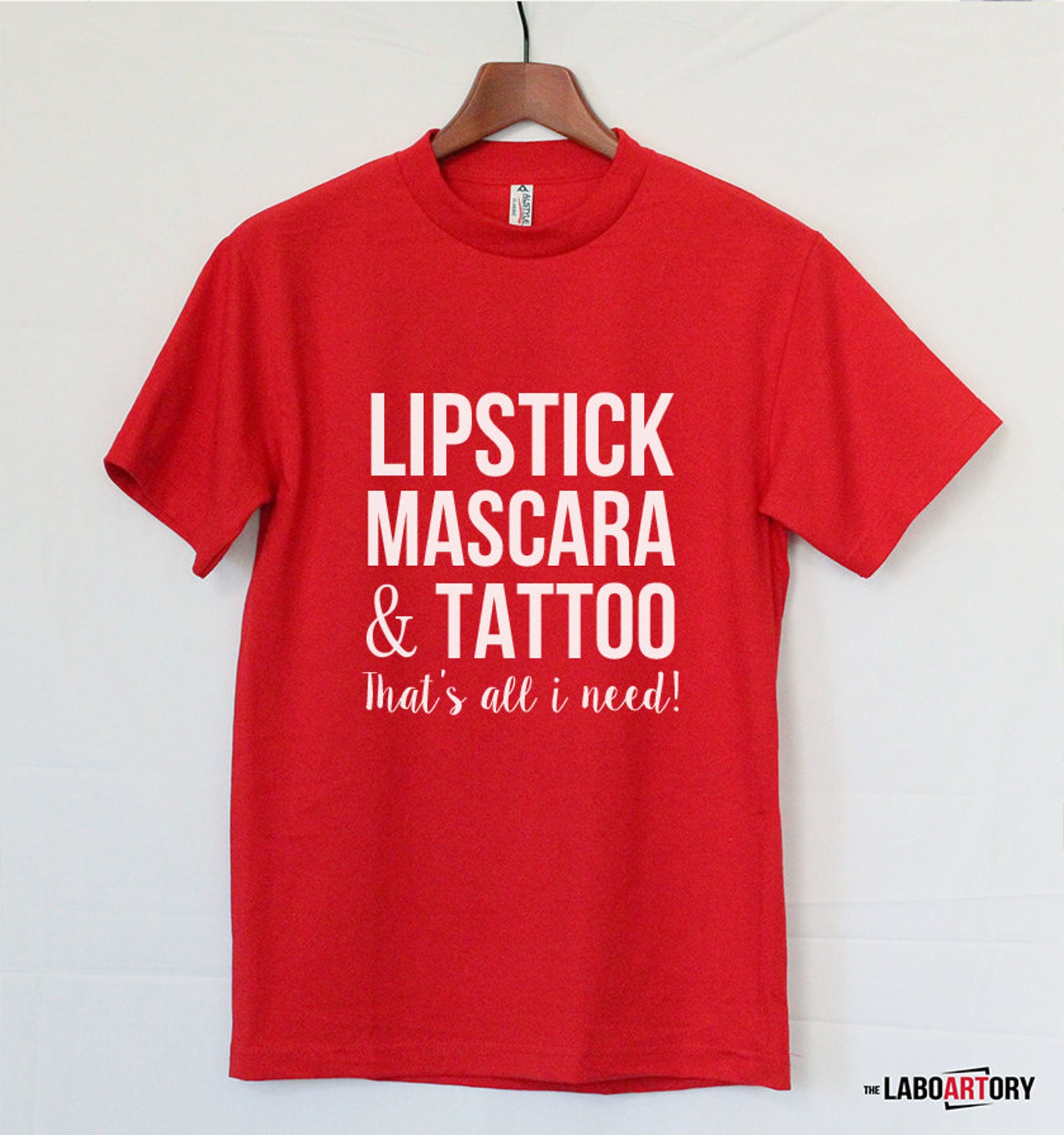 Need fun. Футболка она меня бьет. Красная футболка волонтер из фильма. Футболки москва логотип черная. Need fun.