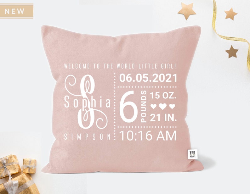 Puede incluir: Almohada rosa con texto blanco que dice "&iexcl;Bienvenido al mundo peque&ntilde;a ni&ntilde;a!"  "Sophia" con una "S" decorativa  "06.05.2021"  "6 libras 15 oz. 21 pulg."  "SIMPSON: 10:16 AM"