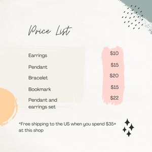 Puede incluir: Una lista de precios rosa y blanca para pendientes, colgantes, pulseras, marcap&aacute;ginas y conjuntos de pendientes y colgantes. El texto *Env&iacute;o gratuito a EE. UU. al gastar $ 35+ en esta tienda* est&aacute; en la parte inferior de la imagen.