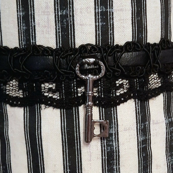 HEART KEY CHOKER, heart key choker, key charm, skeleton key necklace, steampunk heart adjustable choker, black lace choker