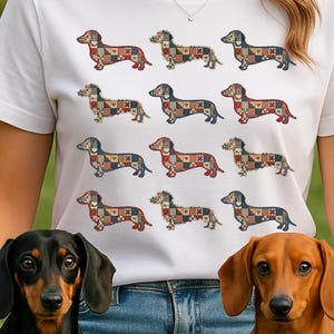 Puede incluir: Camiseta blanca con un estampado repetido de perros salchicha con diseños de patchwork en rojo, azul y beige. Dos perros salchicha, uno negro y canela, el otro rojo, están en primer plano.