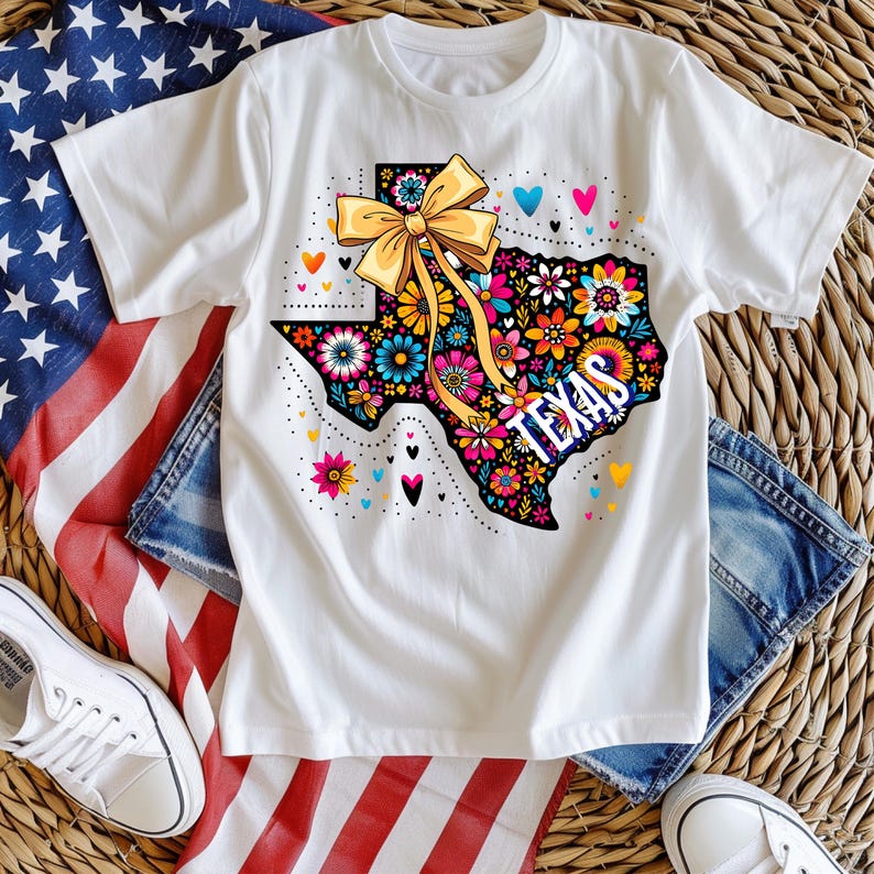 Puede incluir: Camiseta blanca con un dise&ntilde;o floral colorido de Texas, un lazo amarillo y la palabra "TEXAS". El dise&ntilde;o incluye varias flores, corazones y un contorno punteado del estado. La camiseta se combina con pantalones cortos de mezclilla y zapatillas blancas.