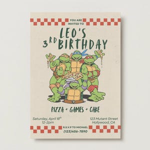 Puede incluir: Invitación de cumpleaños con las Tortugas Ninja. La invitación dice "Estás invitado al 3er cumpleaños de Leo" con detalles de pizza, juegos y pastel. Incluye fecha, hora, dirección e información de RSVP.